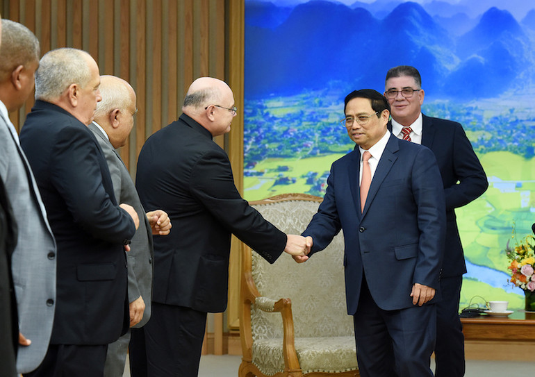 Thủ tướng Phạm Minh Chính với các thành viên trong đoàn Bộ trưởng Nội vụ Cuba