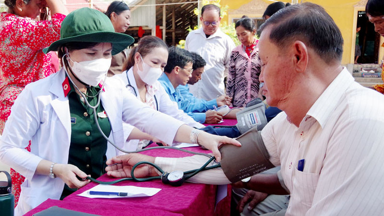Y sĩ, bác sĩ, của Bộ Chỉ huy quân sự tỉnh Kiên Giang, Bệnh viện đa khoa tỉnh Kiên Giang khám bệnh cho người nhân dân huyện Kampongtrach, tỉnh Kampot.