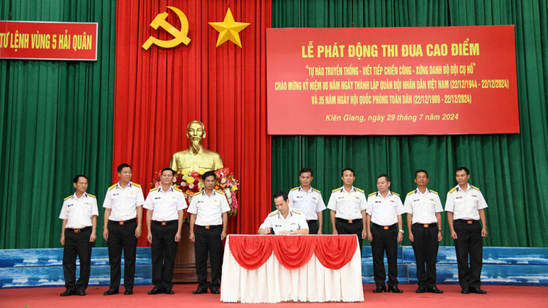 Thủ trưởng Bộ Tư lệnh Vùng 5 Hải quân ký xác nhận giao ước thi đua giữa các cơ quan, đơn vị.