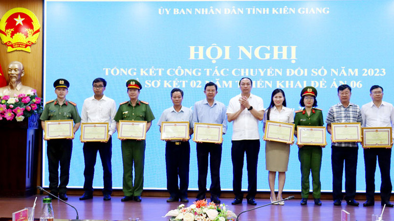 Lãnh đạo Ủy ban nhân dân tỉnh Kiên Giang trao bằng khen cho các tập thể, cá nhân có thành xuất sắc trong công tác Chuyển đổi số năm 2023 và trong thực hiện Đề án 06.