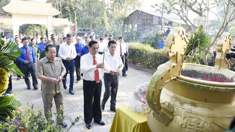 Đại tướng Lê Hồng Anh và đoàn đại biểu dâng hương tại Bia tưởng niệm thanh niên xung phong hy sinh trên tuyến đường 1C tại xã Vĩnh Điều, huyện Giang Thành. Đại tướng Lê Hồng Anh và đoàn đại biểu dâng hương tại Bia tưởng niệm thanh niên xung phong hy sinh trên tuyến đường 1C tại xã Vĩnh Điều, huyện Giang Thành.