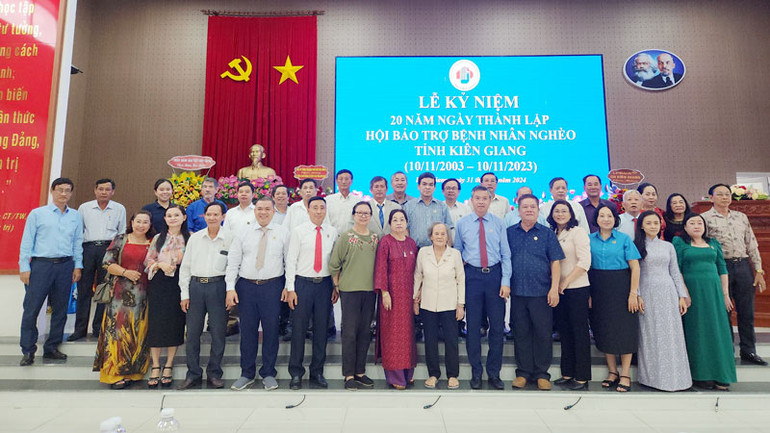 Đại biểu chụp ảnh lưu niệm tại lễ kỷ niệm.