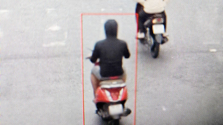 Đối tượng Dũng trên đường chạy trốn cùng xe máy của nạn nhân.