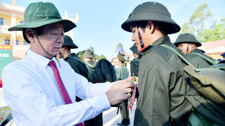 Lãnh đạo tỉnh Kiên Giang tặng hoa, quà động viên tân binh. Lãnh đạo tỉnh Kiên Giang tặng hoa, quà động viên tân binh.