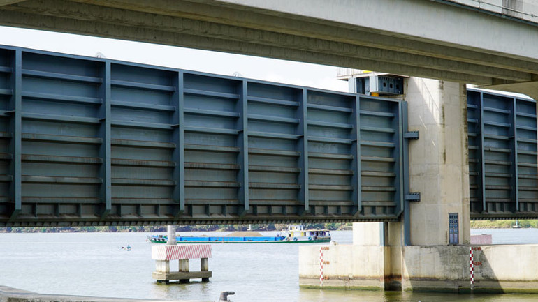 Các van cống Cái Lớn vận hành để ngăn xâm nhập mặn.