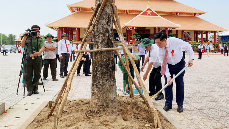 Đồng chí Nguyễn Trọng Nghĩa trồng cây lưu niệm tại Khu chứng tích chiến tranh rừng tràm Bang Biện Phú và Đền thờ anh hùng liệt sĩ, người có công của huyện Vĩnh Thuận.