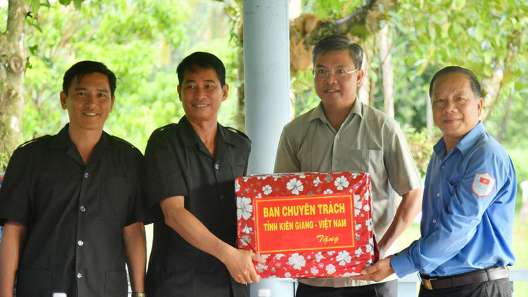 Lãnh đạo tỉnh Kiên Giang tặng quà, động viên cán bộ, chiến sĩ Đội K92 đang thực hiện nhiệm vụ ở Campuchia.