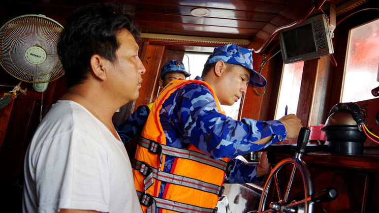 Lực lượng chức năng của Bộ Tư lệnh Vùng Cảnh sát biển 4 lập biên bản tàu vi phạm.