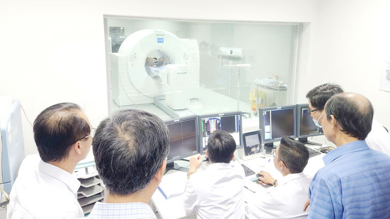 Các bác sĩ xem, phân tích kết quả thực hiện kỹ thuật chụp PET-CT.