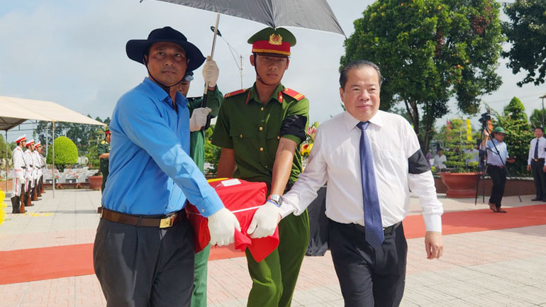 Lãnh đạo tỉnh Kiên Giang thực hiện nghi thức tiễn đưa, an táng hài cốt liệt sĩ.