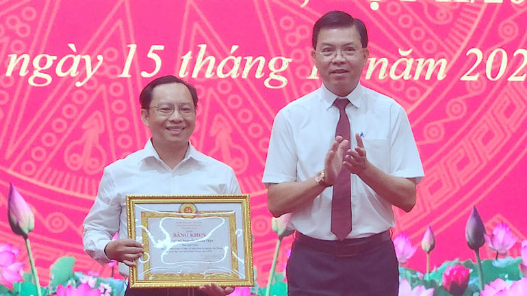 Phó Chủ tịch Ủy ban nhân dân tỉnh Kiên Giang, Nguyễn Lưu Trung trao giải Nhất Cuộc thi chính luận về bảo vệ nền tảng tư tưởng của Đảng trên địa bàn tỉnh Kiên Giang năm 2024.