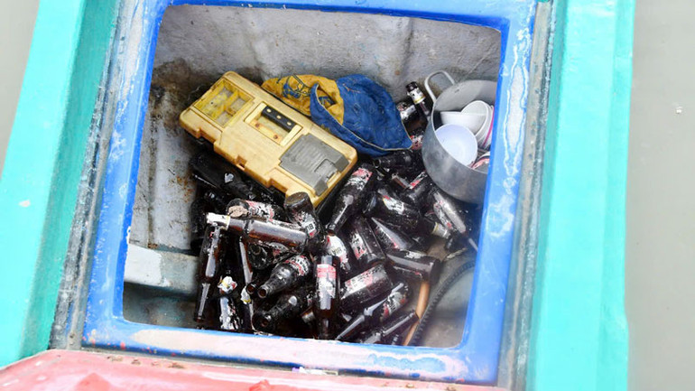 Hung khí là vỏ chai thủy tinh các đối tượng dùng để tấn công ngư dân. Hung khí là vỏ chai thủy tinh các đối tượng dùng để tấn công ngư dân.