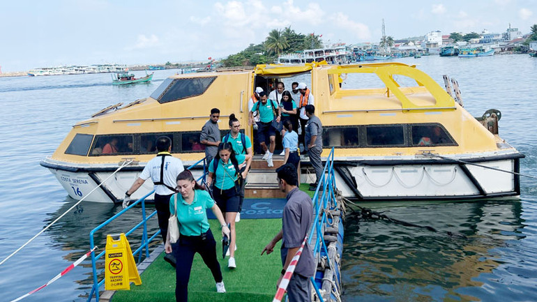 Tàu nhỏ lần lượt đưa du khách lên đảo Phú Quốc.