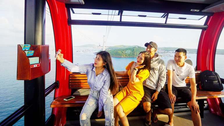 Khách du lịch trải nghiệm cáp treo Hòn Thơm.