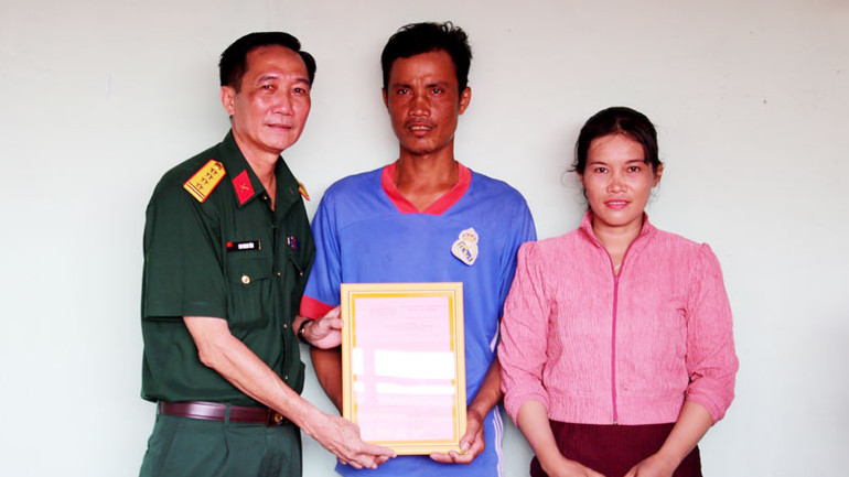 Lãnh đạo Bộ Chỉ huy Quân sự tỉnh Kiên Giang trao giấy chứng nhận bàn giao nhà đại đoàn kết cho hộ đồng bào dân tộc Khmer ở xã An Minh Bắc.