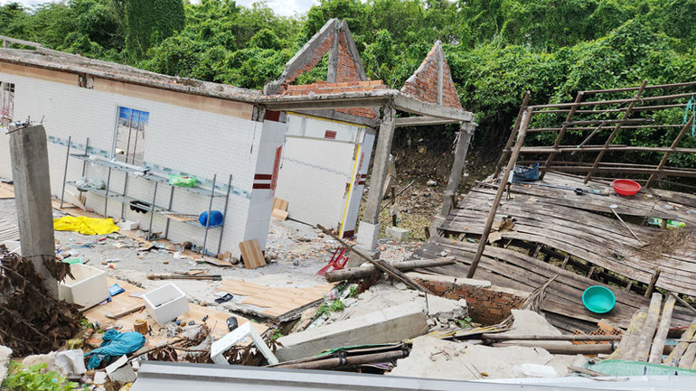 Nhà dân ở xã An Minh Bắc, huyện U Minh Thượng bị sụt lún.