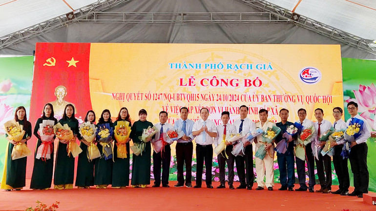 Lãnh đạo thành phố Rạch Giá tặng hoa chúc mừng các đồng chí tham gia Ban Chấp hành Đảng bộ phường Vĩnh Thanh Vân nhiệm kỳ 2020-2025.