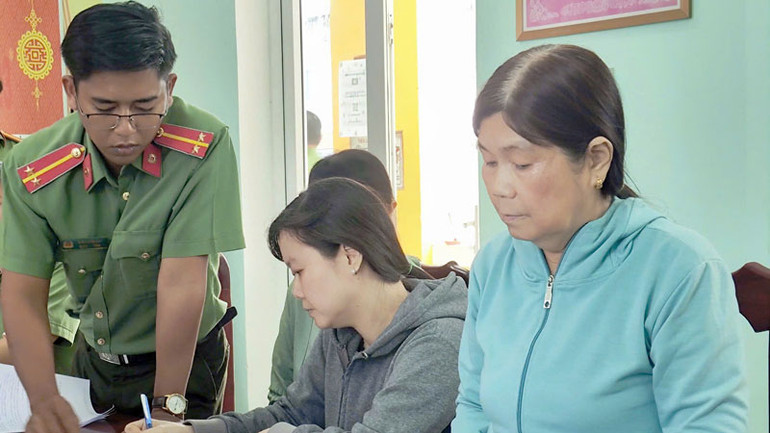 Đối tượng Trần Thị Hồng Duyên (giữa) và Bùi Thị Ánh Ngọc tại cơ quan công an.