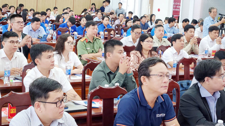 Đại biểu tham dự.