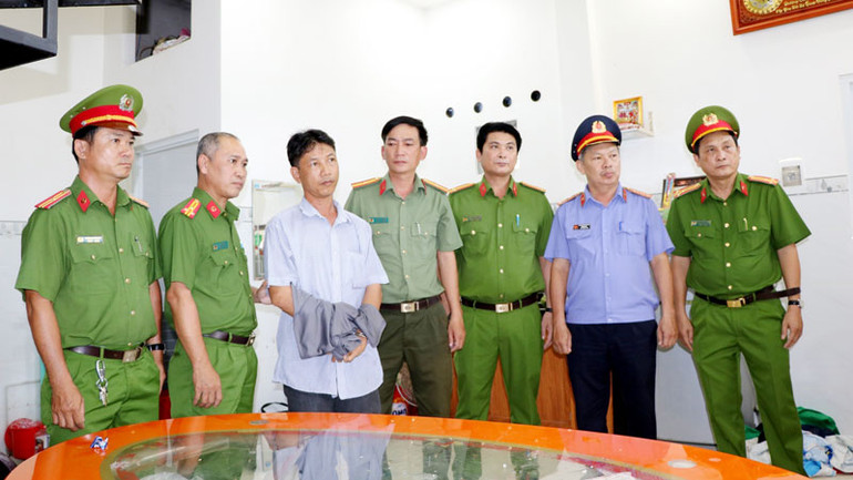 Cảnh sát điều tra Công an tỉnh Kiên Giang thực hiện lệnh bắt tạm giam đối với Dương Hồng Hiếu. (Ảnh: Công an cung cấp)