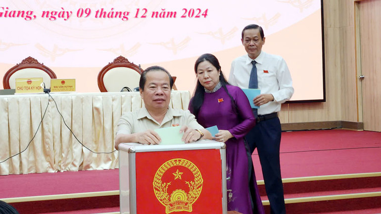 Đại biểu bầu Phó Trưởng Ban Văn hóa-Xã hội Hội đồng nhân dân tỉnh Kiên Giang.