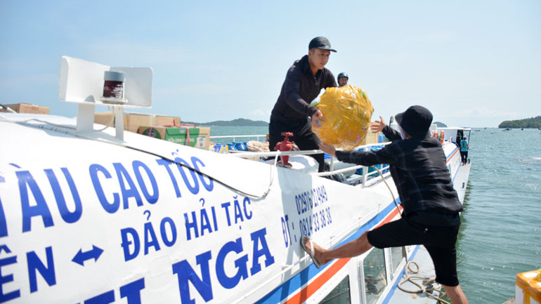 Hàng hóa vận chuyển từ đất liền ra xã đảo Tiên Hải.