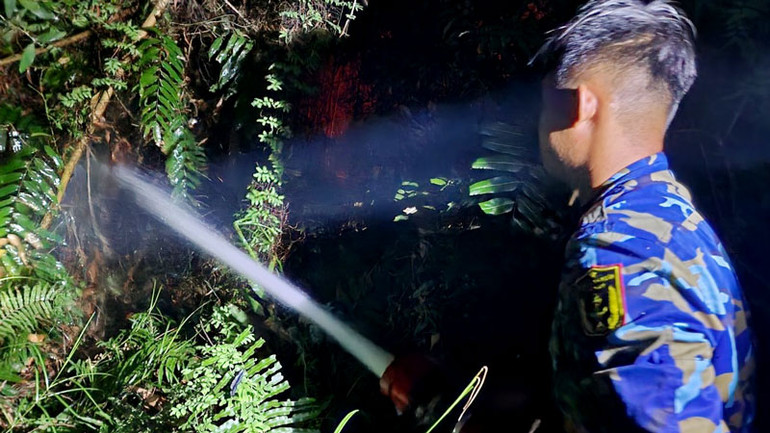 Cán bộ, chiến sĩ Vùng 5 Hải quân sử dụng vòi rồng dập lửa.