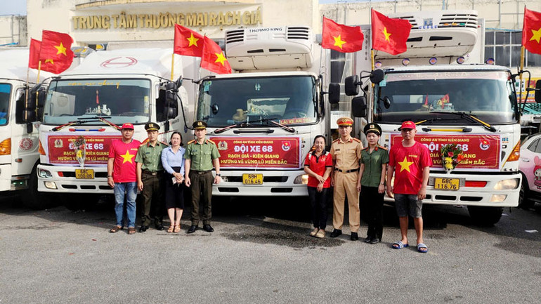 Công an tỉnh Kiên Giang xuất quân chuyển hàng cứu trợ đồng bào các tỉnh miền bắc.