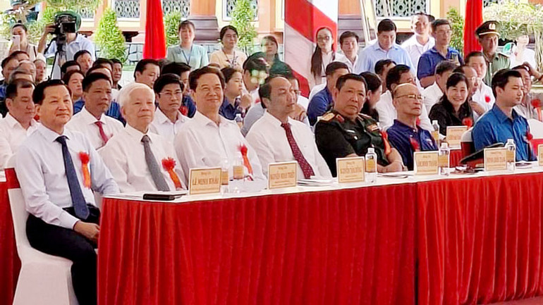 Phó Thủ tướng Chính phủ Lê Minh Khái (bìa trái), cùng lãnh đạo các bộ, ban, ngành Trung ương và địa phương dự lễ khánh thành Đền thờ anh hùng Liệt sỹ, lực lượng vũ trang nhân dân và thanh niên xung phong hy sinh trên Tuyến đường 1C tại huyện Giang Thành.