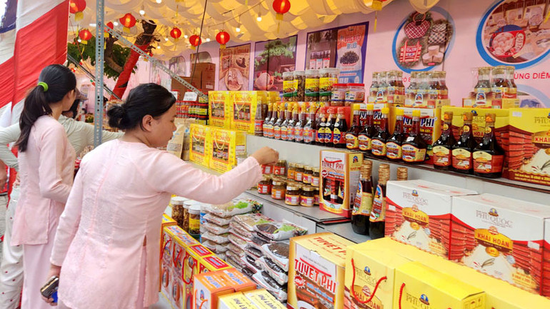 Nhân viên trưng bày sản phẩm OCOP.