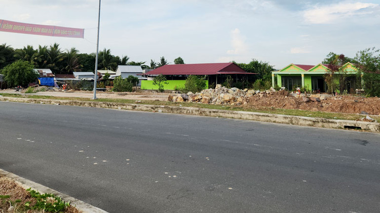 Vị trí đất ông Lý Thanh Giàu bao chiếm của vợ chồng Trần Quốc Tuấn và bà Nguyễn Thị Mỹ Lệ ngay cửa ngõ vào trung tâm thành phố Hà Tiên, thuộc khu phố 3, phường Tô Châu.