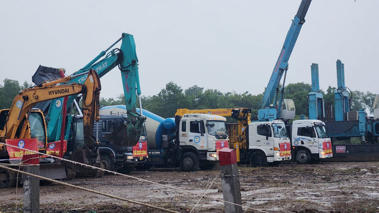 Công nhân của Công ty Trường Phát thực hiện nghi thức xây dựng công trình.