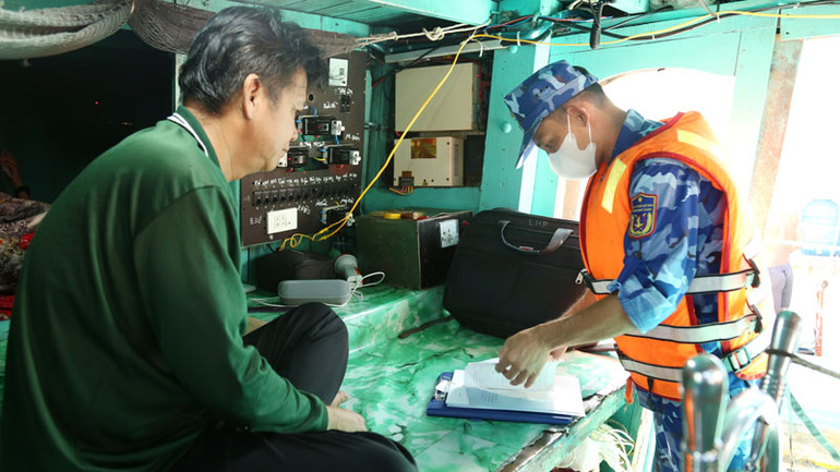 Lực lượng Cảnh sát biển làm việc với thuyền trưởng tàu vi phạm. Lực lượng Cảnh sát biển làm việc với thuyền trưởng tàu vi phạm.