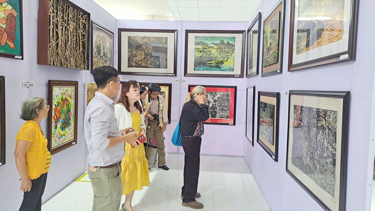 Đại biểu xem các tác phẩm được trưng bày tại triển lãm. Đại biểu xem các tác phẩm được trưng bày tại triển lãm.