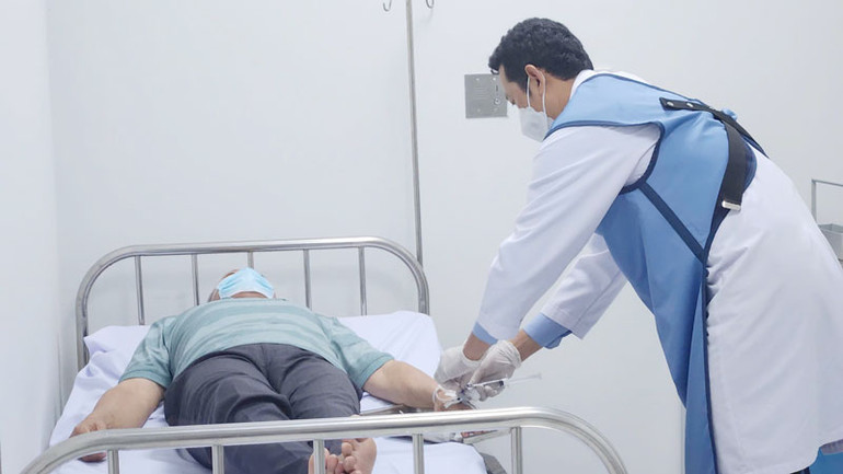 Bệnh nhân được tiêm một lượng nhỏ thuốc tương tự glucose gọi là FDG.