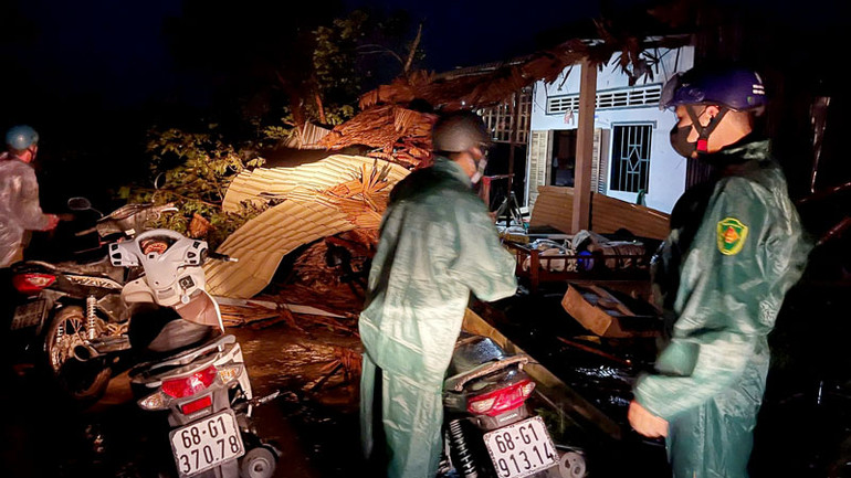 Cán bộ, chiến sĩ lực lượng vũ trang huyện Giồng Riềng xuống ngay hiện trường thăm hỏi nhân dân bị thiệt hại do lốc xoáy trong đêm 9/10. Cán bộ, chiến sĩ lực lượng vũ trang huyện Giồng Riềng xuống ngay hiện trường thăm hỏi nhân dân bị thiệt hại do lốc xoáy trong đêm 9/10.