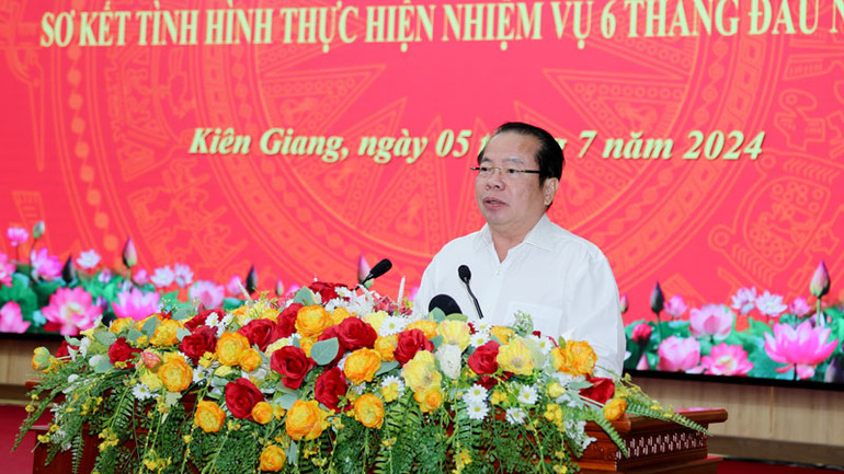 Phó Bí thư Thường trực Tỉnh ủy, Chủ tịch Hội đồng nhân dân tỉnh Kiên Giang phát biểu. Phó Bí thư Thường trực Tỉnh ủy, Chủ tịch Hội đồng nhân dân tỉnh Kiên Giang phát biểu.