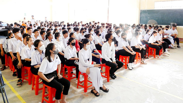 Học sinh Trường trung học cơ sở và trung học phổ thông Mong Thọ, huyện Châu Thành, tỉnh Kiên Giang nghe tuyên truyền về biển đảo.