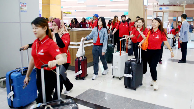 Đoàn lữ hành Malaysia xuống sân bay quốc tế Phú Quốc.