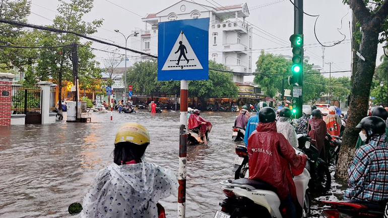 Các tuyến đường như Lạc Hồng, Nguyễn Trung Trực, Đống Đa và một phần đường Trần Phú, ở thành phố Rạch Giá bị ngập sâu. Các tuyến đường như Lạc Hồng, Nguyễn Trung Trực, Đống Đa và một phần đường Trần Phú, ở thành phố Rạch Giá bị ngập sâu.