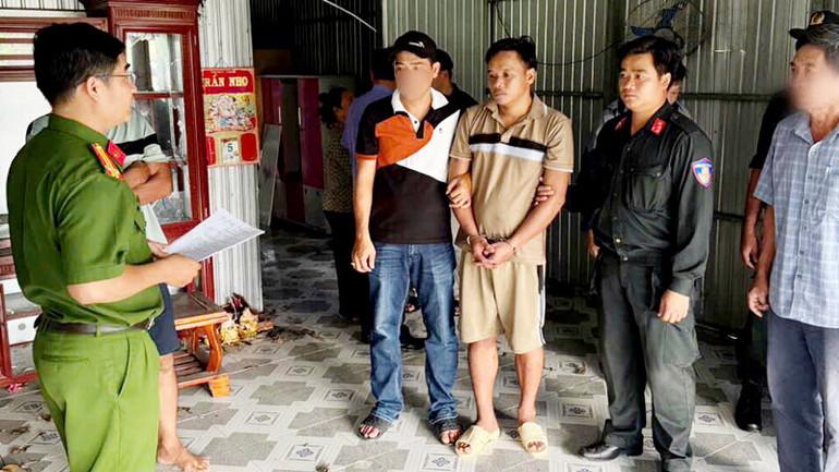 Lực lượng Công an thi hành lệnh giữ người trong trường hợp khẩn cấp đối với đối tượng Huỳnh Trung Quân để điều tra về hành vi giết người cướp tài sản.