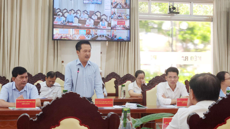 Đại diện doanh nghiệp phát biểu.