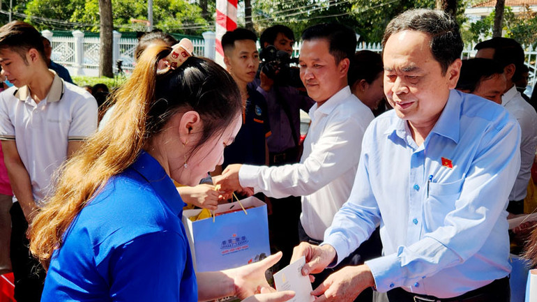 Đồng chí Trần Thanh Mẫn tặng quà cho công nhân, người lao động tại khu cảng cá Tắc Cậu.