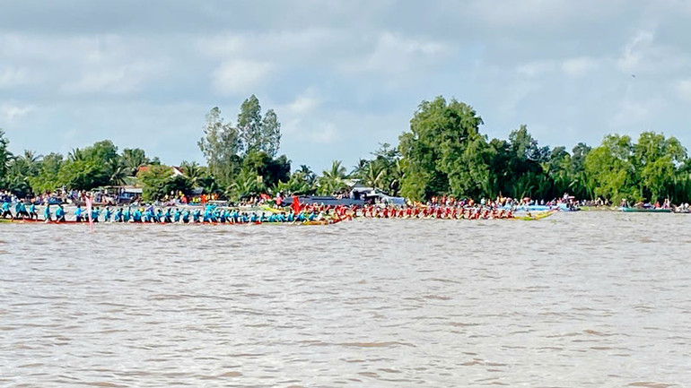 Phần thi đua ghe Ngo thu hút sự chú ý của đông đảo người dân.