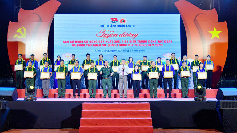 Ban tổ chức tuyên dương 25 cán bộ Đoàn Thanh niên thuộc lực lượng vũ trang Quân khu 9.