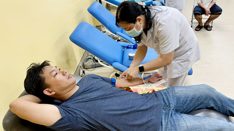 Đại úy Nguyễn Ngọc Tuấn, đoàn viên Công an phường An Hòa, thành phố Rạch Giá tham gia hiến máu giúp bệnh nhân.