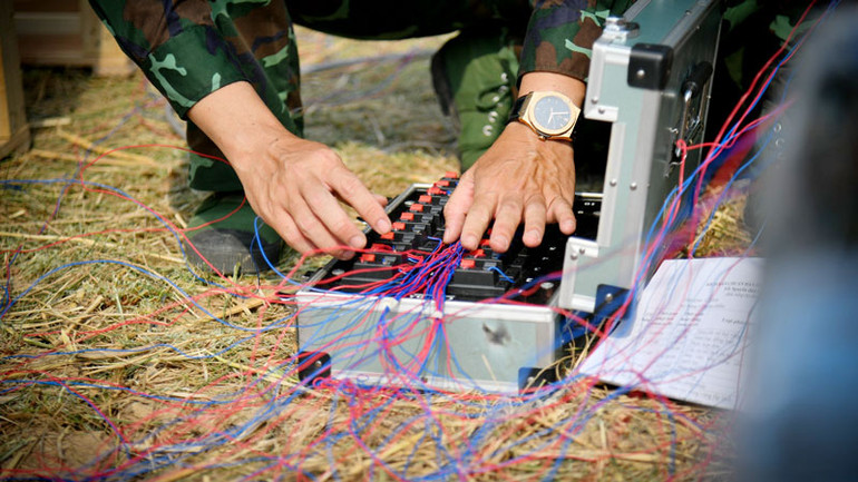 Cán bộ, chiến sĩ đang tích cực hoàn tất công đoạn đấu, nối pháo.