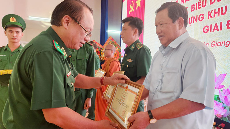 Thiếu tướng Nguyễn Hoài Phương, Phó Tư lệnh Bộ đội Biên phòng trao bằng khen cho 3 tập thể và 4 cá nhân đã có thành tích xuất sắc trong tổ chức thực hiện "Ngày Biên phòng toàn dân" giai đoạn 2019-2024.