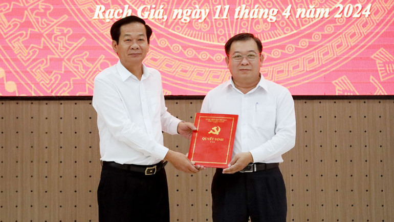 Bí thư Tỉnh ủy Kiên Giang Đỗ Thanh Bình (bên trái) trao quyết định, tặng hoa chúc mừng đồng chí Lê Thanh Việt. Bí thư Tỉnh ủy Kiên Giang Đỗ Thanh Bình (bên trái) trao quyết định, tặng hoa chúc mừng đồng chí Lê Thanh Việt.