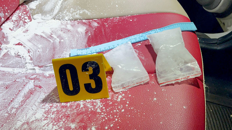 Ma túy trong bịch nilon và 499 viên nén ma túy. Ma túy trong bịch nilon và 499 viên nén ma túy.